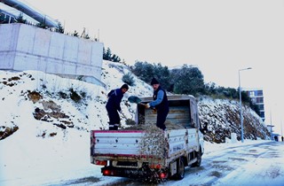 Gemlik’te Kar Yağışı Sonrası Tuzlama Çalışmaları Gerçekleştirildi
